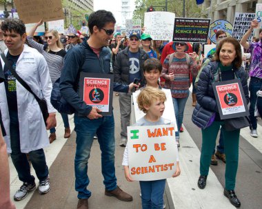 San Francisco, Ca - 22 Nisan 2017: Bilim için Mart, binlerce protestocu bilimsel araştırmaları tehdit eden federal bütçe kesintilerini protesto eden bilim adına barış içinde yürüyüş yaptı..