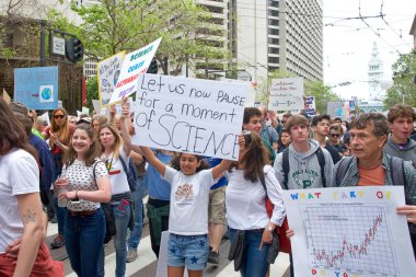 San Francisco, Ca - 22 Nisan 2017: Bilim için Mart, binlerce protestocu bilimsel araştırmaları tehdit eden federal bütçe kesintilerini protesto eden bilim adına barış içinde yürüyüş yaptı..