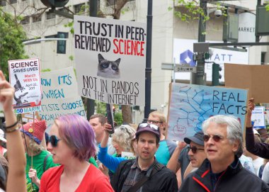 San Francisco, Ca - 22 Nisan 2017: Bilim için Mart, binlerce protestocu bilimsel araştırmaları tehdit eden federal bütçe kesintilerini protesto eden bilim adına barış içinde yürüyüş yaptı..