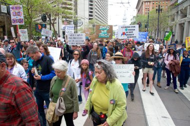 San Francisco, Ca - 22 Nisan 2017: Bilim için Mart, binlerce protestocu bilimsel araştırmaları tehdit eden federal bütçe kesintilerini protesto eden bilim adına barış içinde yürüyüş yaptı..