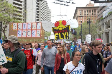 San Francisco, Ca - 22 Nisan 2017: Bilim için Mart, binlerce protestocu bilimsel araştırmaları tehdit eden federal bütçe kesintilerini protesto eden bilim adına barış içinde yürüyüş yaptı..