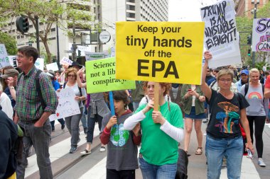 San Francisco, Ca - 22 Nisan 2017: Bilim için Mart, binlerce protestocu bilimsel araştırmaları tehdit eden federal bütçe kesintilerini protesto eden bilim adına barış içinde yürüyüş yaptı..