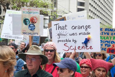 San Francisco, Ca - 22 Nisan 2017: Bilim için Mart, binlerce protestocu bilimsel araştırmaları tehdit eden federal bütçe kesintilerini protesto eden bilim adına barış içinde yürüyüş yaptı..