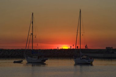 Gün batımında Dana Point 'te insanların silueti...