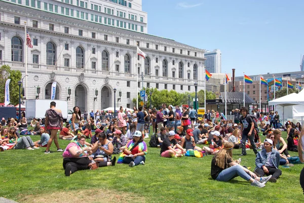 San Francisco, Ca - 24 Haziran 2017: San Francisco şehir merkezindeki San Francisco Gay Onur Festivali 'nde kimliği belirsiz katılımcılar kutlama yapıyor. Bu yılın teması, çeşitliliğin kutlanması..