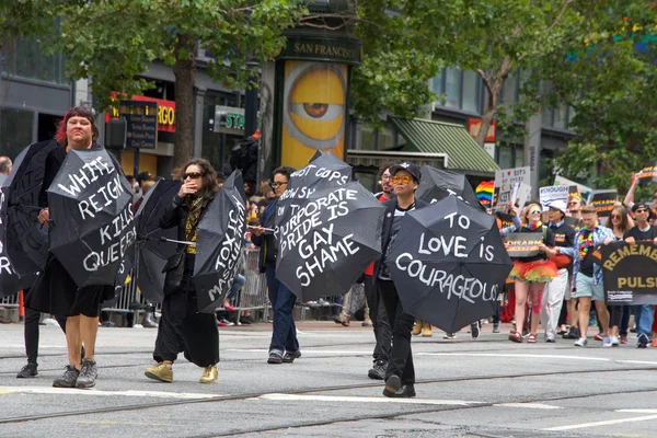 San Francisco, Ca - 24 Haziran 2017 San Francisco şehir merkezindeki San Francisco Gay Onur Yürüyüşü 'nde kimliği belirsiz katılımcılar kutlama yapıyor. Bu yılın teması, çeşitliliğin kutlanması..