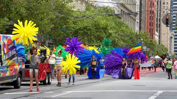 2017年6月24日 旧金山 不明身份的参与者在旧金山市中心市场街的旧金山同志骄傲游行 San Francisco Gay Pride Parade 今年的主题是庆祝多样性 — 图库照片
