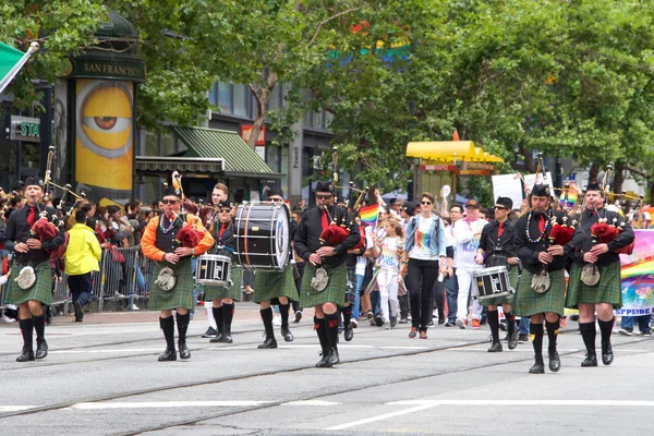 San Francisco, Ca - 24 Haziran 2017 San Francisco şehir merkezindeki San Francisco Gay Onur Yürüyüşü 'nde kimliği belirsiz katılımcılar kutlama yapıyor. Bu yılın teması, çeşitliliğin kutlanması..