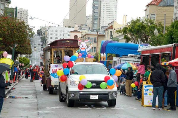 San Francisco, Ca - 16 Nisan 2016: 26. Geleneksel Union Street Paskalya Geçidi 'nin bilinmeyen katılımcıları. San Francisco 'nun en büyük küçük geçit töreni ve Bay Area' nın eşsiz topluluğunu yansıtıyor..
