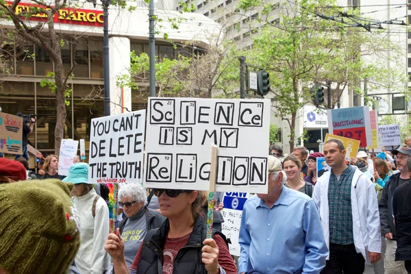 San Francisco, Ca - 22 Nisan 2017: Bilim için Mart, binlerce protestocu bilimsel araştırmaları tehdit eden federal bütçe kesintilerini protesto eden bilim adına barış içinde yürüyüş yaptı..