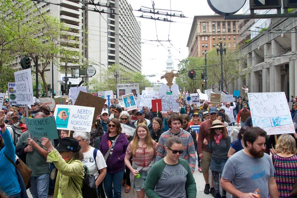San Francisco, Ca - 22 Nisan 2017: Bilim için Mart, binlerce protestocu bilimsel araştırmaları tehdit eden federal bütçe kesintilerini protesto eden bilim adına barış içinde yürüyüş yaptı..