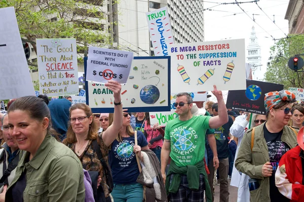 San Francisco, Ca - 22 Nisan 2017: Bilim için Mart, binlerce protestocu bilimsel araştırmaları tehdit eden federal bütçe kesintilerini protesto eden bilim adına barış içinde yürüyüş yaptı..