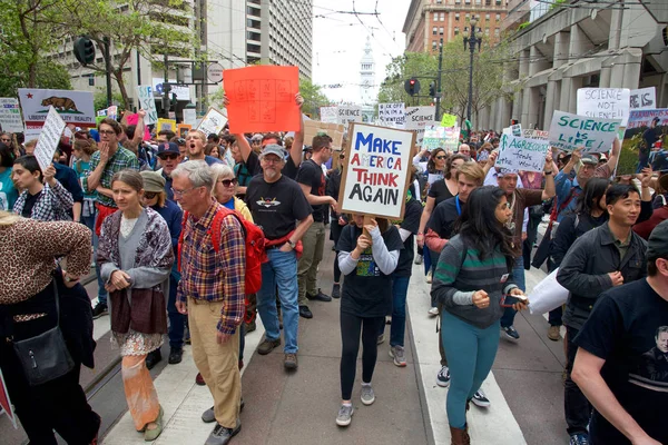 San Francisco Kwietnia 2017 Marsz Nauki Tysiące Demonstrantów Maszeruje Pokojowo — Zdjęcie stockowe