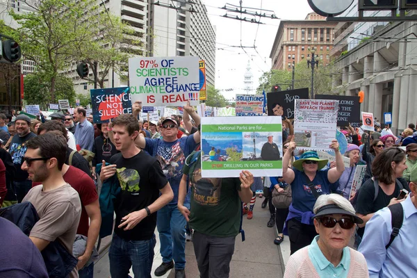 San Francisco, Ca - 22 Nisan 2017: Bilim için Mart, binlerce protestocu bilimsel araştırmaları tehdit eden federal bütçe kesintilerini protesto eden bilim adına barış içinde yürüyüş yaptı..