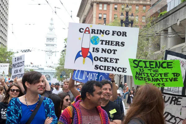 San Francisco, Ca - 22 Nisan 2017: Bilim için Mart, binlerce protestocu bilimsel araştırmaları tehdit eden federal bütçe kesintilerini protesto eden bilim adına barış içinde yürüyüş yaptı..