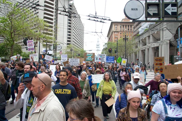 San Francisco, Ca - 22 Nisan 2017: Bilim için Mart, binlerce protestocu bilimsel araştırmaları tehdit eden federal bütçe kesintilerini protesto eden bilim adına barış içinde yürüyüş yaptı..