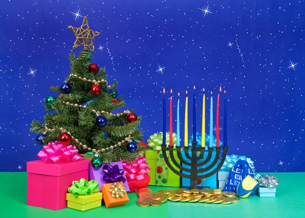 Noel ağacının yanında hediyeler, yanan mumlar, dreidel, çikolatalı altın sikke hediyeleri. Birçok çok inançlı aile hem Noel 'i hem de Hanuka' yı kutlar. Bu yıl ikisi de 25 Aralık.  