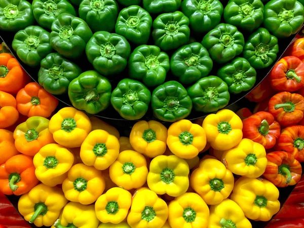 Pimientos Verdes Amarillos Rojos Apilados Mercado — Foto de Stock