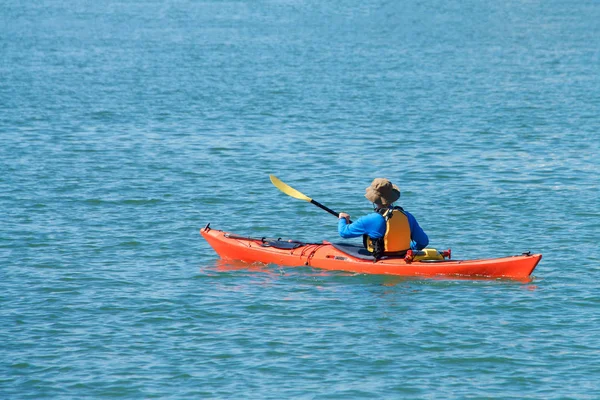 Personne Pagayant Dans Kayak Orange Portant Gilet Sauvetage Entouré Eau — Photo