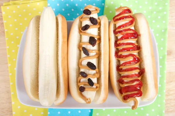 Panini Con Banana Dog Piatto Rettangolare Con Tovaglioli Pois Gialli — Foto Stock