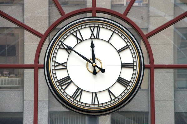 Uhr Mit Römischen Ziffern Für Stunden Zeiger Auf Neun Minuten — Stockfoto