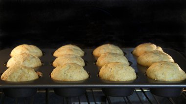 Muzlu ekmek kekleri konveksiyon fırınında pişiyor. Altın sarısı