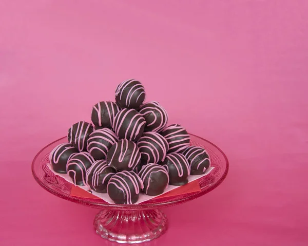 Chocolate cake balls stripped with pink candy melts stacked pyra — Stock Photo, Image