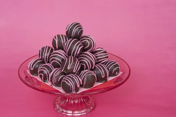 Chocolate cake balls stripped with pink candy melts stacked pyra — Stock Photo, Image
