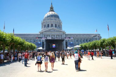 San Francisco, Ca - 25 Haziran 2016: San Francisco şehir merkezindeki Sivil Merkezi 'nde düzenlenen 46. San Francisco Eşcinsel Onur Festivali' nde kimliği belirsiz katılımcılar kutlanıyor.