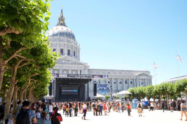 San Francisco, Ca - 25 Haziran 2016: San Francisco şehir merkezindeki Sivil Merkezi 'nde düzenlenen 46. San Francisco Eşcinsel Onur Festivali' nde kimliği belirsiz katılımcılar kutlanıyor.
