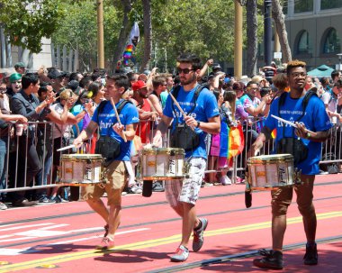 San Francisco, Ca - 26 Haziran 2016: 46. Geleneksel San Francisco Gay Onur Yürüyüşü 'ne kimliği belirsiz katılımcılar. Bu yılın teması 