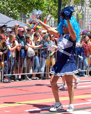 San Francisco, Ca - 26 Haziran 2016: 46. Geleneksel San Francisco Gay Onur Yürüyüşü 'ne kimliği belirsiz katılımcılar. Bu yılın teması 