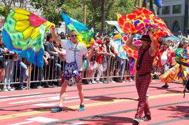 San Francisco, Ca - 26 Haziran 2016: 46. Geleneksel San Francisco Gay Onur Yürüyüşü 'ne kimliği belirsiz katılımcılar. Bu yılın teması 