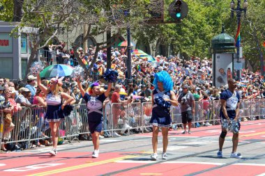 San Francisco, Ca - 26 Haziran 2016: 46. Geleneksel San Francisco Gay Onur Yürüyüşü 'ne kimliği belirsiz katılımcılar. Bu yılın teması 