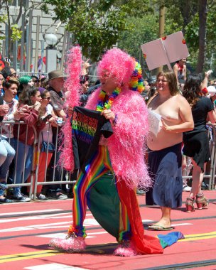 San Francisco, Ca - 26 Haziran 2016: 46. Geleneksel San Francisco Gay Onur Yürüyüşü 'ne kimliği belirsiz katılımcılar. Bu yılın teması 