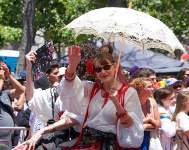 San Francisco, Ca - 26 Haziran 2016: 46. Geleneksel San Francisco Gay Onur Yürüyüşü 'ne kimliği belirsiz katılımcılar. Bu yılın teması 