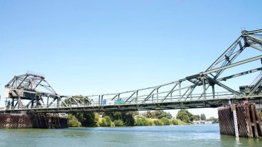 Walnut Grove, Ca - 06 Ağustos 2016: Bascule köprüsü, Walnut Grove Geçidi 'ndeki Sacramento Nehri üzerindeki asma köprü olarak bilinir.