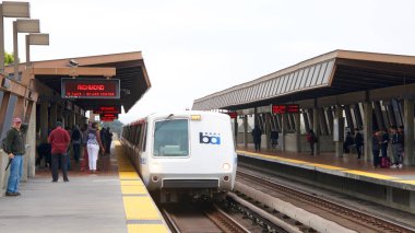 San Francisco, Ca - 08 Ağustos 2016: San Francisco Körfezi Bölgesi Hızlı Geçiş Treni (