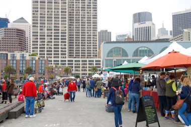 San Francisco, Ca - 20 Ağustos 2016: Feribot Plaza Farmer 's Market' te kimliği belirlenemeyen insanlar, haftada yaklaşık 25.000 müşterisi olan en iyi çiftçi pazarlarından biri olarak tanınıyor..