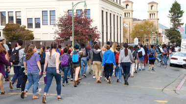 Alameda, Ca - 10 Kasım 2016: Alameda, Kaliforniya 'daki her liseden öğrenciler belediye binasının merdivenlerindeki seçim sonuçlarını protesto etmek için okulu terk ediyor.