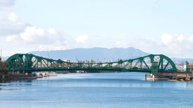 Alameda, Ca - 06 Aralık 2016: Park Street Bridge, Oakland Estuary 'nin 90 metre genişliğinde dört şeritli çift yapraklı basküle köprüsü. Alameda Adası 'na girip çıkan beş araçtan biri.