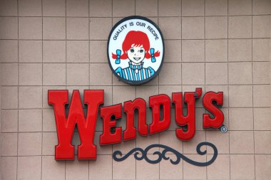 Oakland, Ca - 06 Aralık 2016: Wendy 's fast food restoranı tabelayla kapanıyor. Wendy 's dünyanın en büyük üçüncü fast food zinciri ve yaklaşık 6,650 şubesi var..