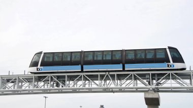 Oakland, Ca - 12 Aralık 2016: San Francisco Körfezi Bölgesi Hızlı Geçiş Treni, Bart olarak anılan Oakland Uluslararası Havalimanı 'na Oakland' daki Bart İstasyonu 'ndan gelen yeni bir servis var..