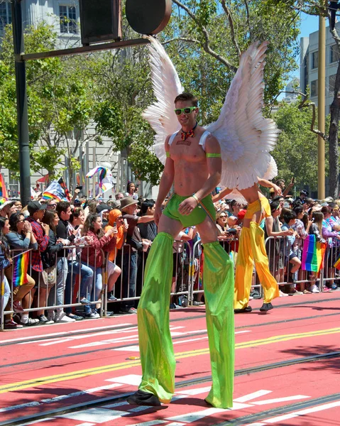 San Francisco, Ca - 26 Haziran 2016: 46. Geleneksel San Francisco Gay Onur Yürüyüşü 'ne kimliği belirsiz katılımcılar. Bu yılın teması 