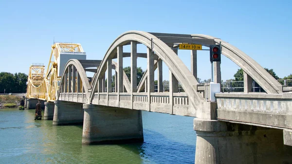 2016年8月6日 カリフォルニア州道160号線をカリフォルニア州アイストンの北 サクラメント川を横切り 1923年に建設された歴史的橋 — ストック写真