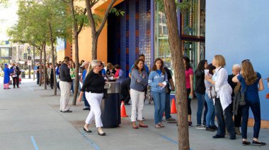 San Jose, Ca - 26 Mayıs 2016: San Jose, Kaliforniya 'daki Hillary Clinton siyasi mitingi için Parkside Hall' a girmek için bekleyenler.