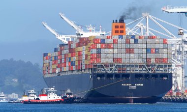 Oakland, Ca - 25 Nisan 2019 Kargo gemileri yan manevra yapamıyor. Kargo gemisi Maersk Edirne 'nin Oakland Limanı' ndaki rıhtıma inmesine yardım eden birden fazla römorkör..
