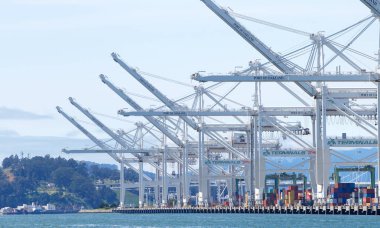 Oakland, Ca - 07 Mayıs 2019: Oakland Limanı Kuzey Kaliforniya 'da hareket eden konteynır mallarının yüzde 99' undan fazlasını yükleyip boşaltıyor..