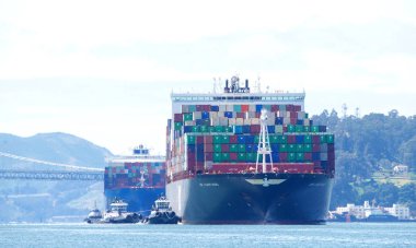 Oakland, Ca - 07 Mayıs 2019: Kargo gemileri Apl Santiago ve Cscl Bohai Denizi 'ne arka arkaya Oakland Limanı' na girmeleri için yardım eden birden fazla römorkör..