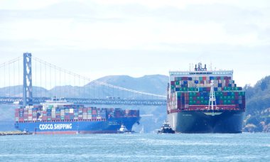 Oakland, Ca - 07 Mayıs 2019: Kargo gemileri Apl Santiago ve Cscl Bohai Denizi birbiri ardına Oakland Limanı 'na giriyorlar. Oakland Limanı, ABD 'nin en işlek 5. limanıdır..